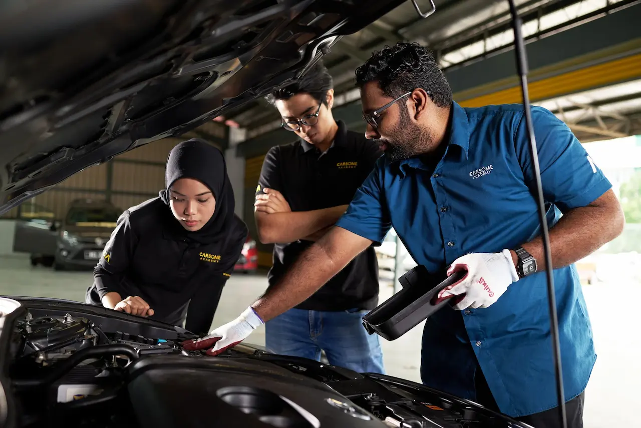 Pemohon inisiatif EmpowerYouth+ dan geran Yayasan Hasanah yang berjaya akan menjalani latihan TVET yang komprehensif, merangkumi sesi teori dan 70% penekanan pada sesi praktikal seperti lazim untuk semua pelajar CARSOME Academy seperti yang dilihat di gambar fail.
