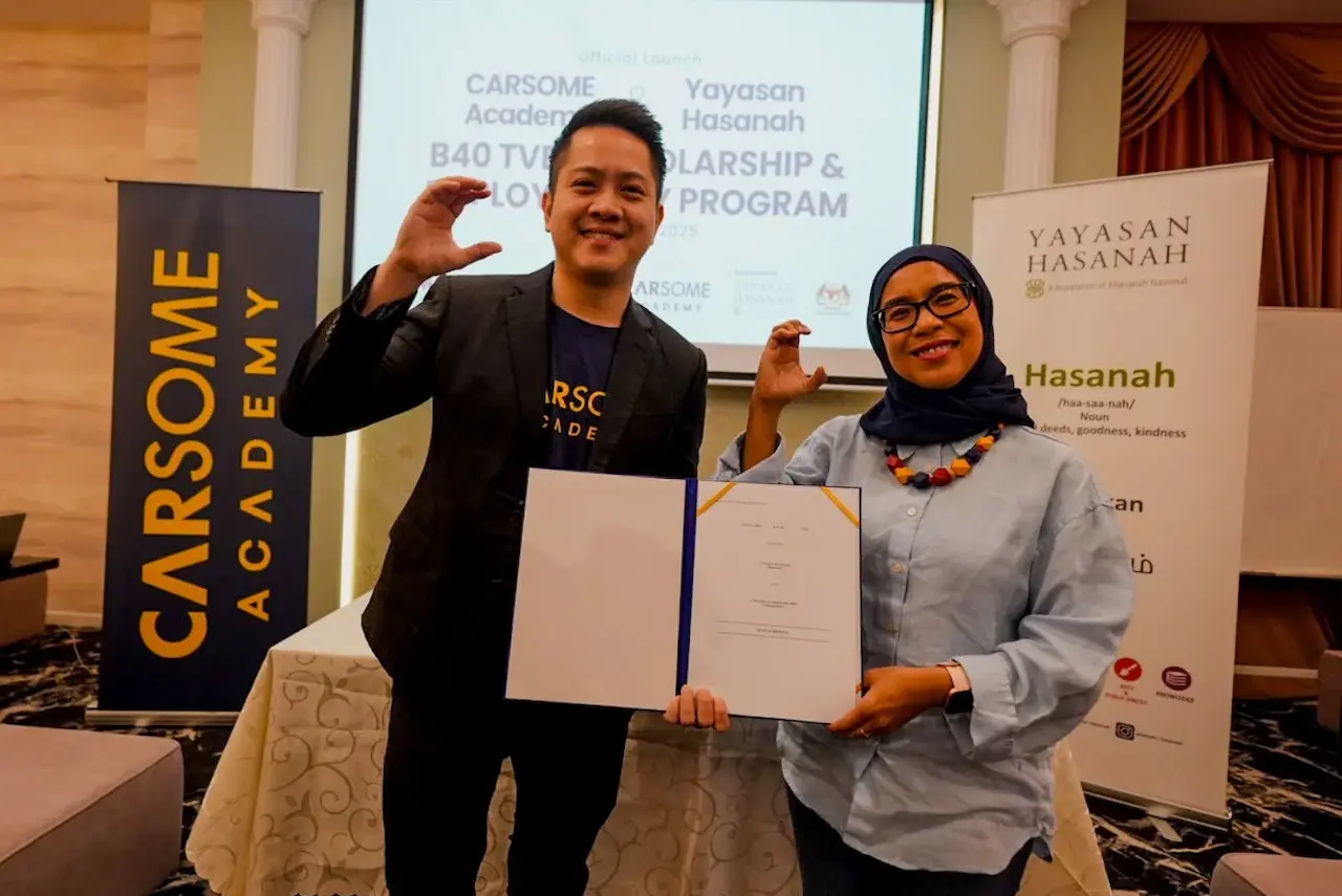 Majlis tandatangan perjanjian program biasiswa latihan dan kebolehpasaran TVET B40 dibawah inisiatif EmpowerYouth+ telah diadakan baru-baru ini di Ibu Pejabat CARSOME Group di Petaling Jaya bersama Ketua Pegawai Program, Yayasan Hasanah, Intan Zalila Mohd Yusof (duduk, kanan) dan Pengasas Bersama dan Ketua Pegawai Eksekutif CARSOME Academy Teoh Jiun Ee ( duduk, kiri).